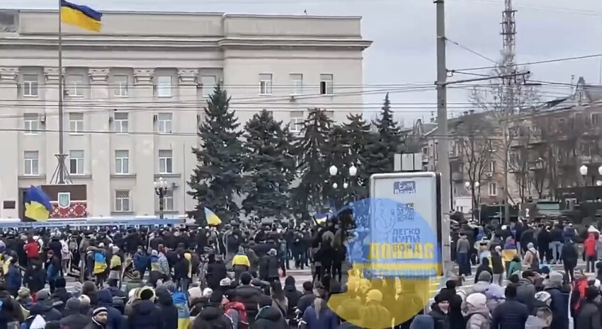 image of a square in Kherson filled with people celebrating the city's liberation