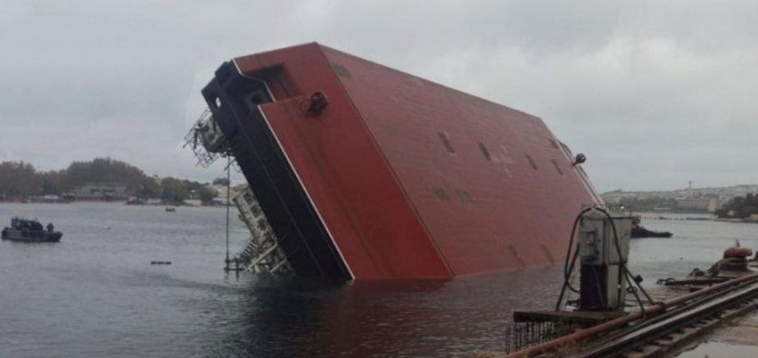 A floating crane sank in Sevastopol, 2 dead, 20 injured.